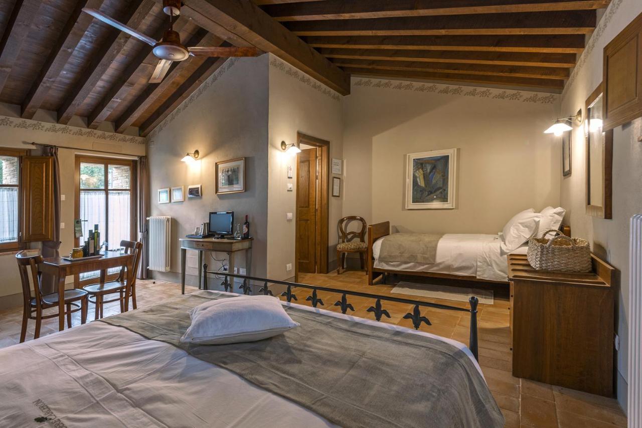 Podere Carceroni Guest House Poggi del Sasso Екстериор снимка