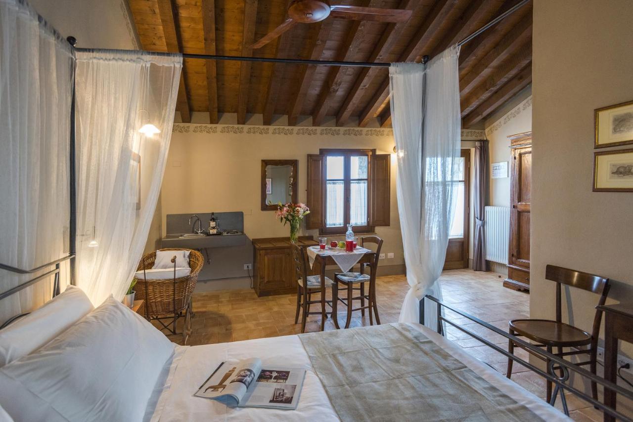 Podere Carceroni Guest House Poggi del Sasso Екстериор снимка