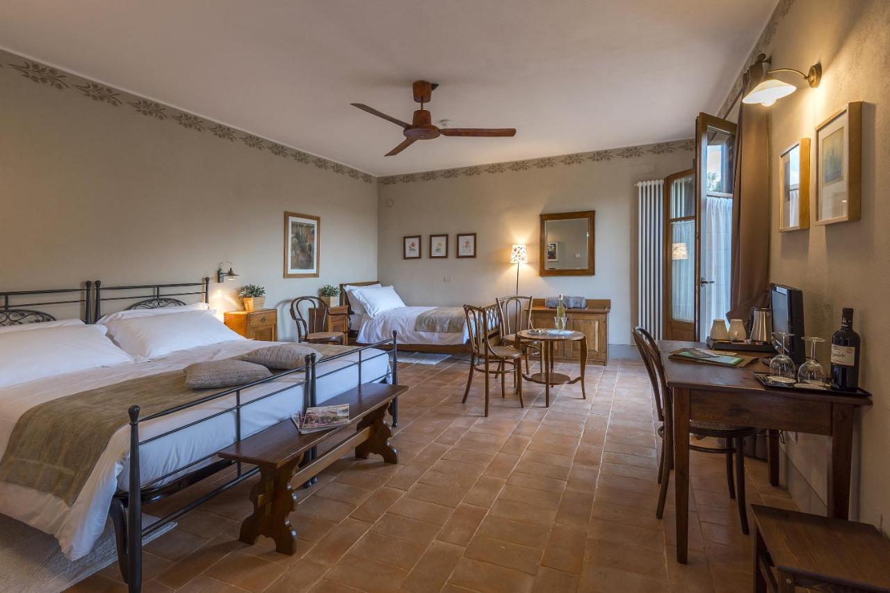 Podere Carceroni Guest House Poggi del Sasso Екстериор снимка