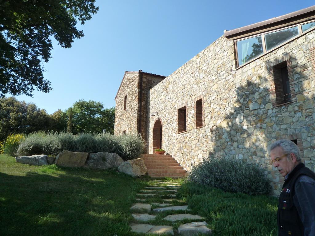 Podere Carceroni Guest House Poggi del Sasso Екстериор снимка