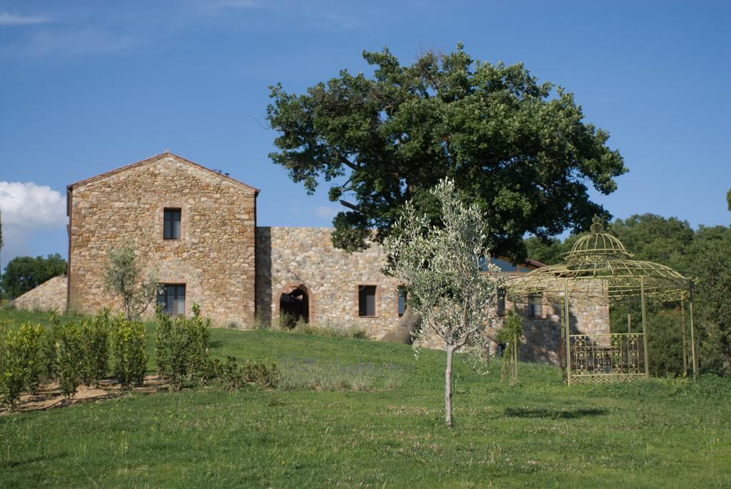 Podere Carceroni Guest House Poggi del Sasso Екстериор снимка