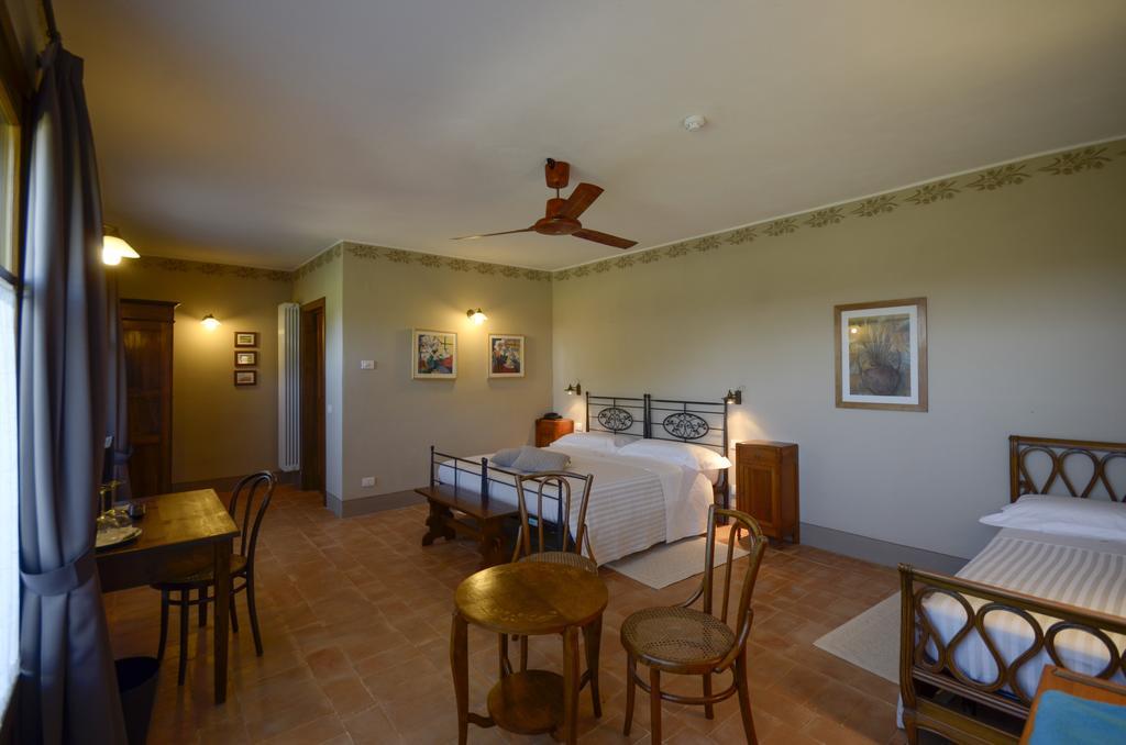 Podere Carceroni Guest House Poggi del Sasso Стая снимка